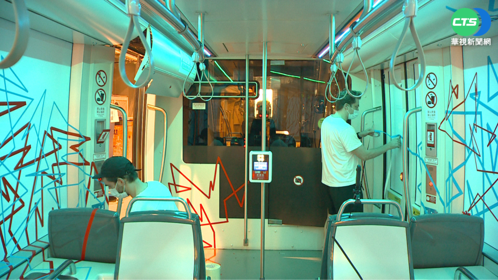 "膠帶藝術"改造 高雄輕軌變身移動花燈