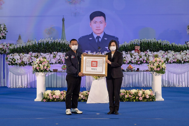 殉職飛官陳奕告別式 蔡英文頒褒揚令：任務結束了