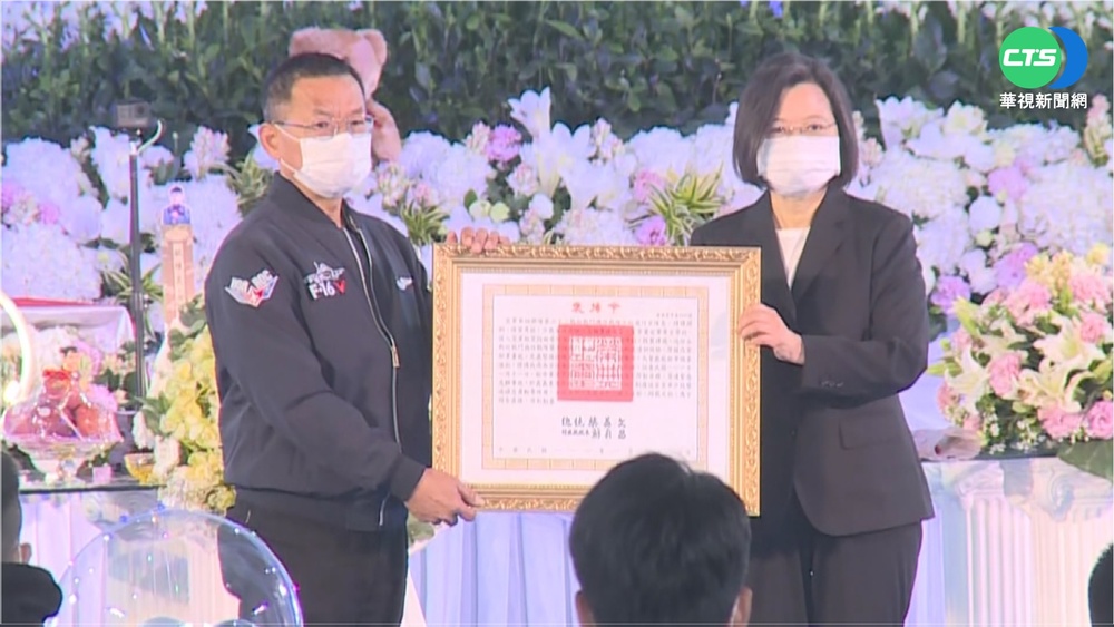 告別式總統哀悼 母淚:放手讓你飛