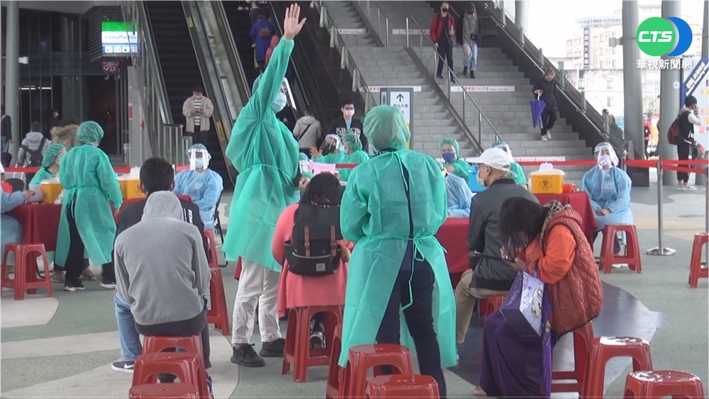 因應返鄉潮 花蓮車站設疫苗快打站