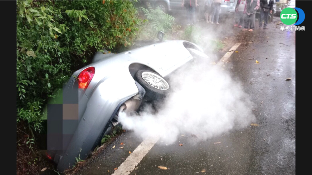天雨路滑釀禍!男返鄉祭祖自撞翻山溝
