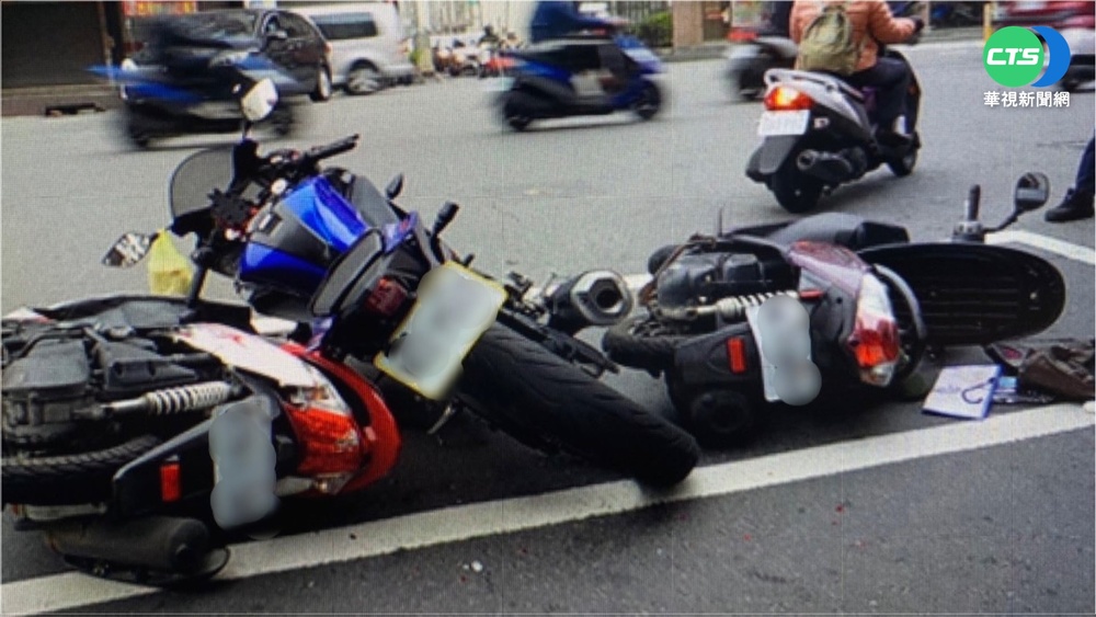 閃避轎車? 騎士"保齡球式"撞進待轉區