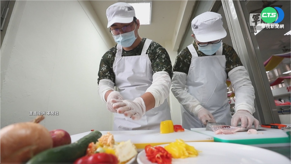 溫暖留守官兵的胃 "金菜刀"廚神加菜