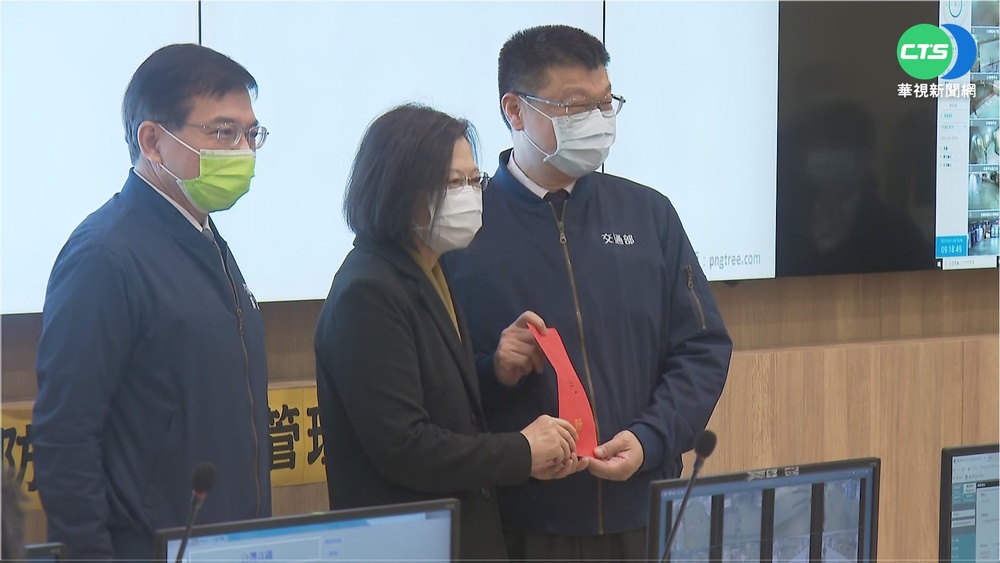 防疫疏運雙重挑戰! 總統北車發紅包打氣