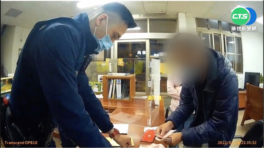 4萬多現金掉滿地 店家員工撿拾送警局