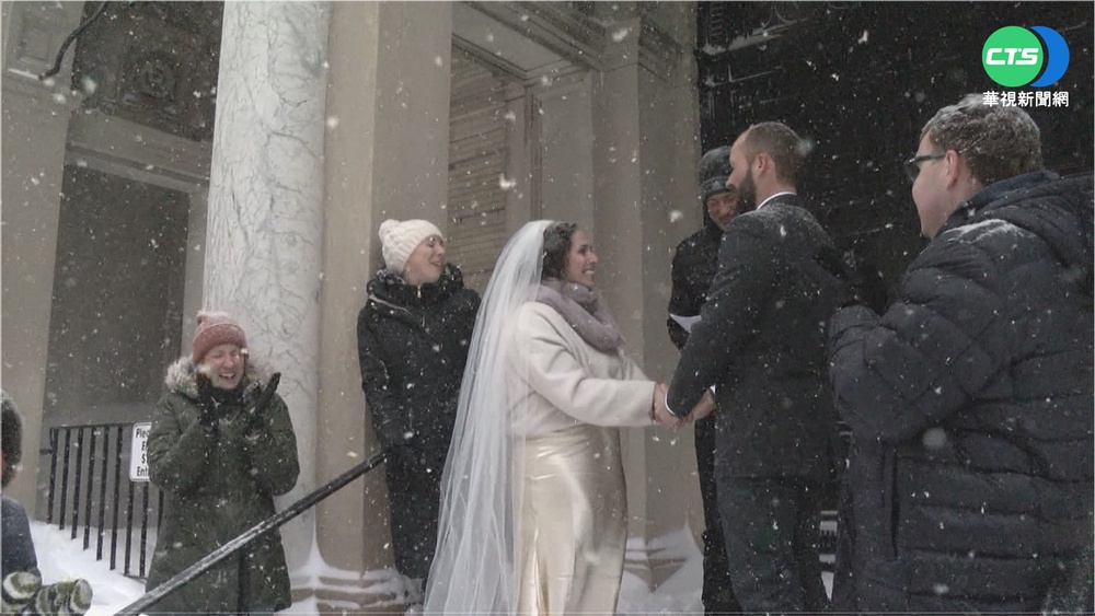 炸彈冷氣旋襲美 新人無懼暴風雪辦婚禮