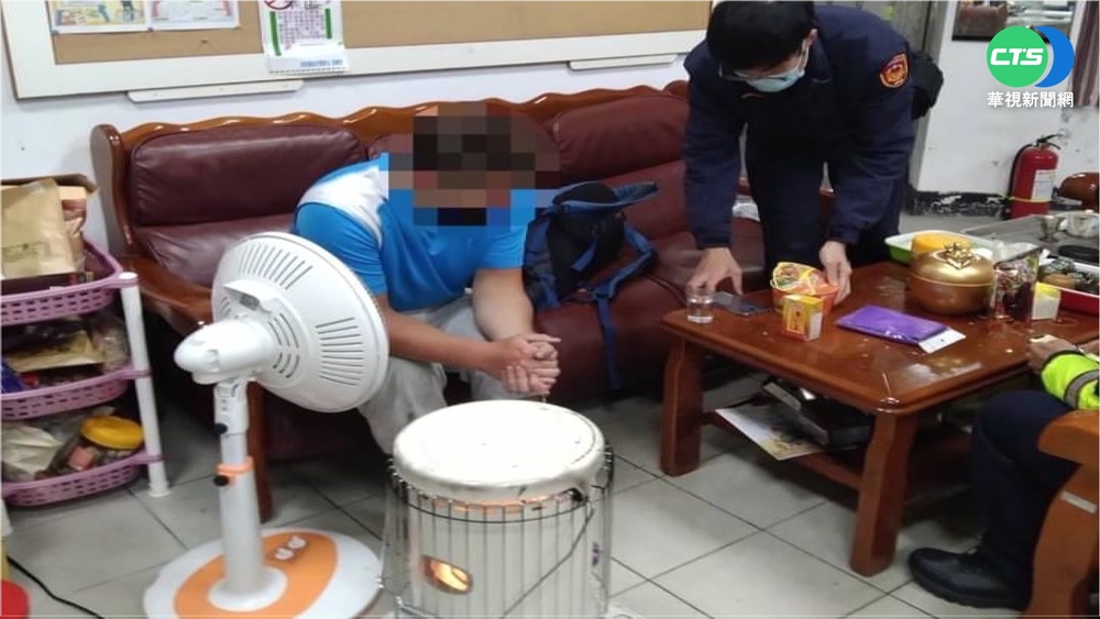 英男短袖衝合歡山 不敵5.6度低溫警伸援