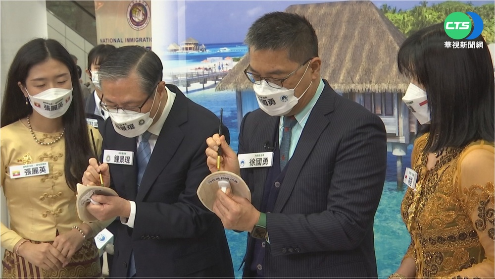 除夕送舊迎新貼春聯 徐國勇揮毫迎虎年