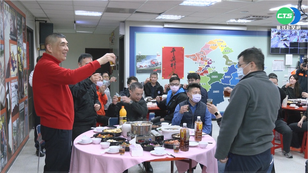 除夕夜留守! 派出所員警齊聚吃"團圓飯"