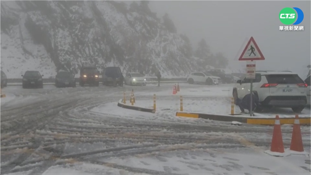 虎年迎瑞雪 合歡山追雪族打滑撞山壁