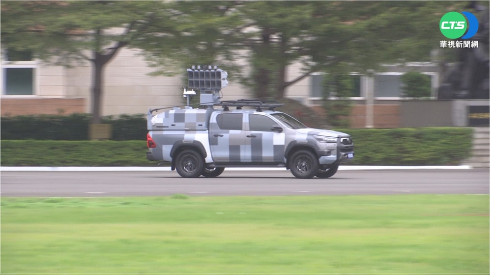 日系鐵金剛! "心戰喊話車"穿迷彩新裝