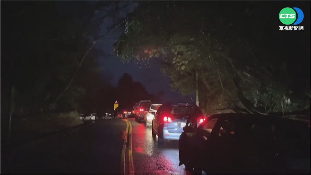 虎年迎瑞雪 合歡山追雪族近30車撞山壁