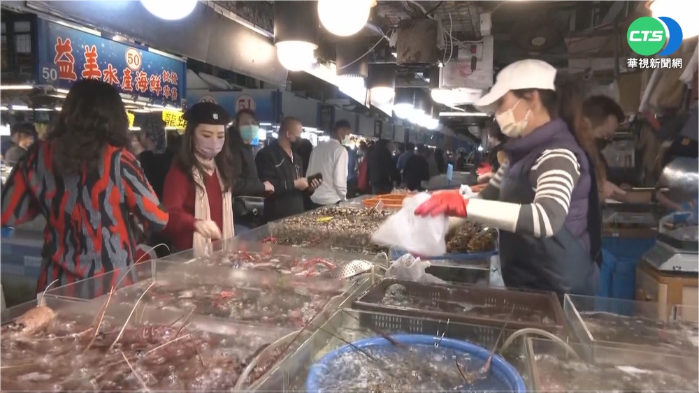 初一高雄天氣晴 海港採買人潮如織