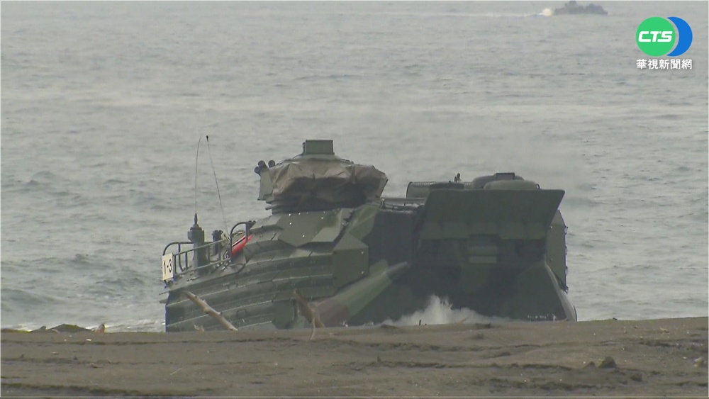 泛水.馳騁沙灘 AAV-7兩棲突擊車好威