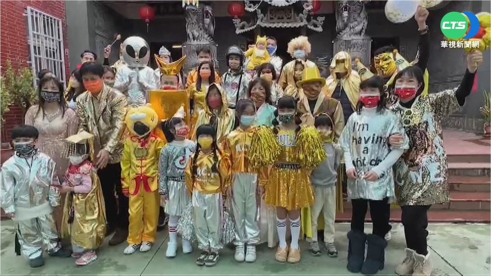 彰化潘家金銀趴! 浮誇999純金人搞笑走秀