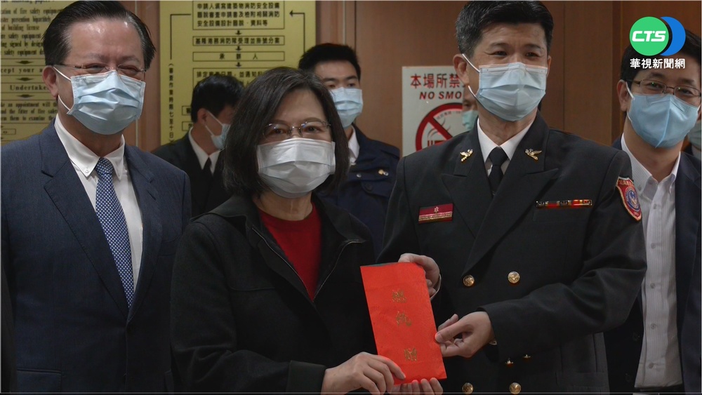 總統新春視導 慰勉港務消防隊送加菜金