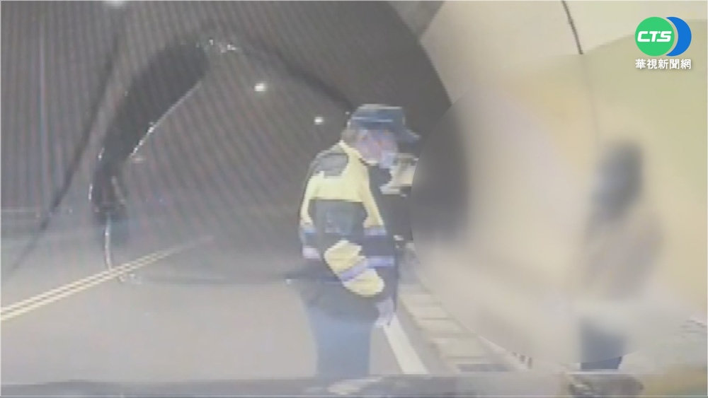 迷途除夕夜! 暖警助找到回家的路