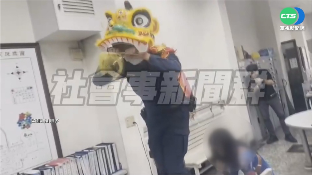 警察穿制服"弄獅噴錢" 遭批觀感不佳
