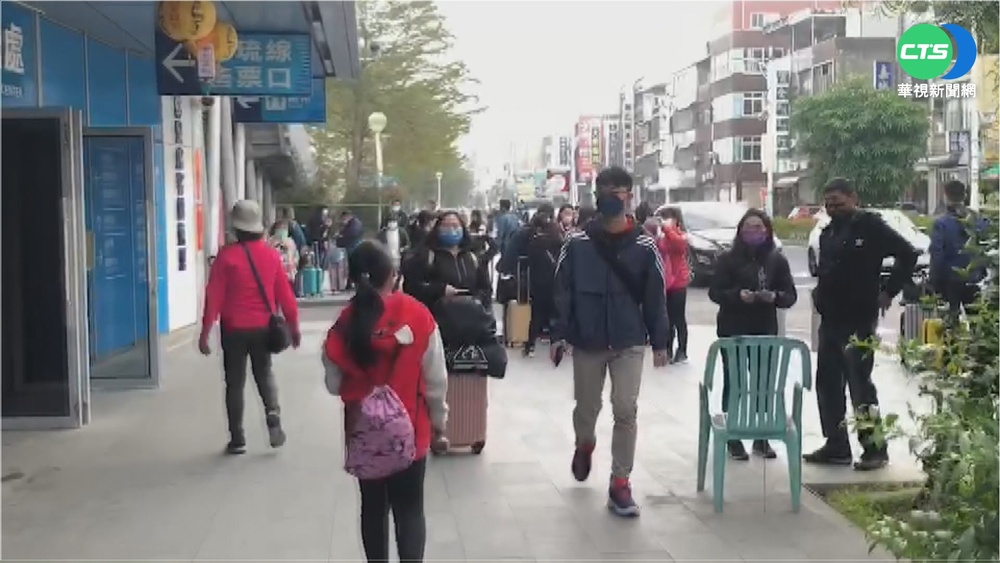 初三"衝一波"! 大批遊客擠爆東琉線碼頭