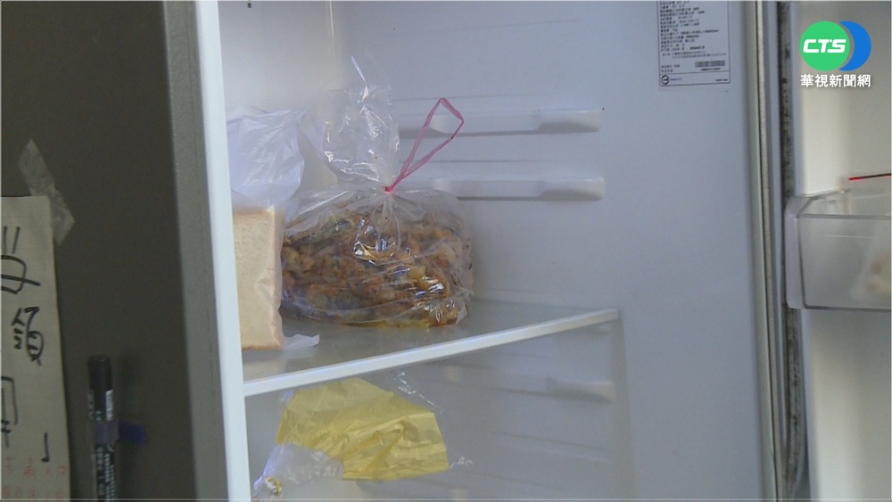 愛心冰箱被偷到怕 不忍翁餓昏重新開放