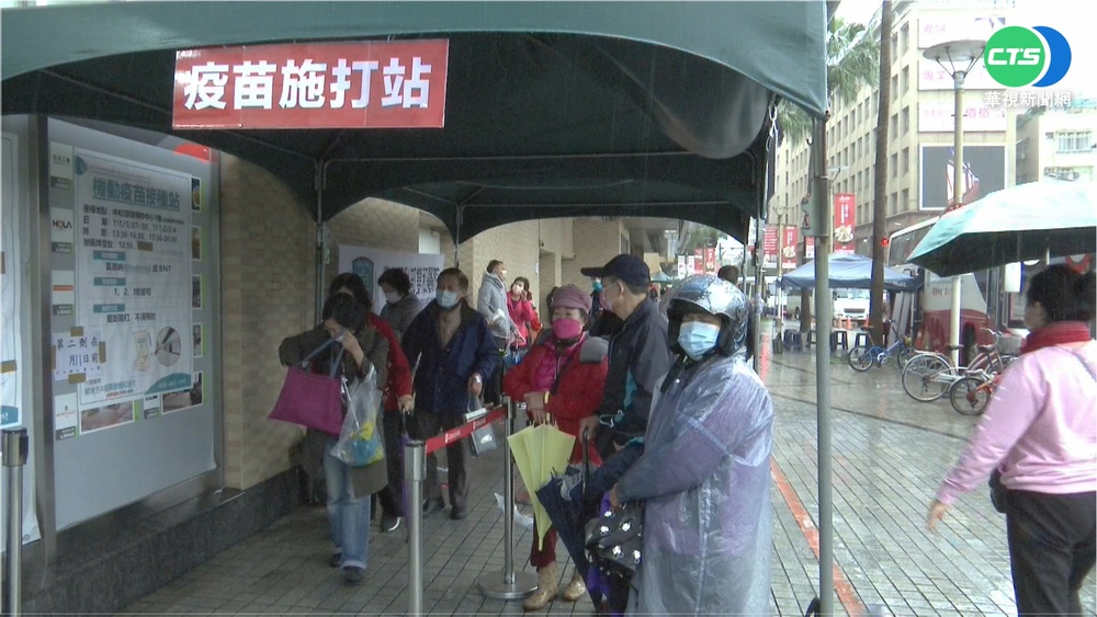 過年還下雨照搶莫德納 彰民眾"北上"打