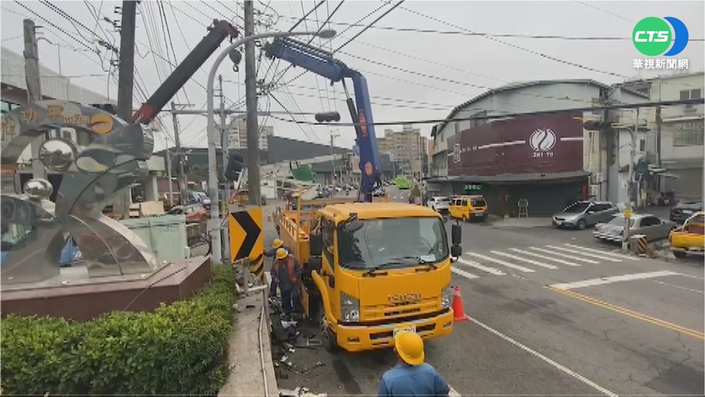 初三遇死劫! 男載妻自撞電桿 1死1重傷