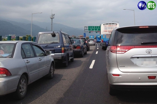 初四了！國道車潮現 北上建議上午啟程