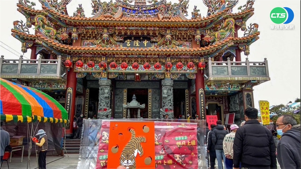 不怕淪破口?! 議員謝財旺初三宮廟發紅包