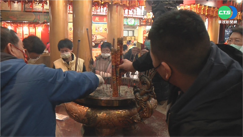 宮廟領發財金.摸大元寶 盼虎年財運旺