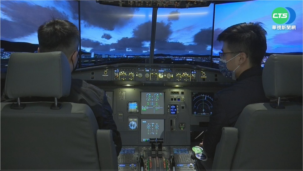 體驗飛行夢! 咖啡廳"偽出國"模擬開飛機