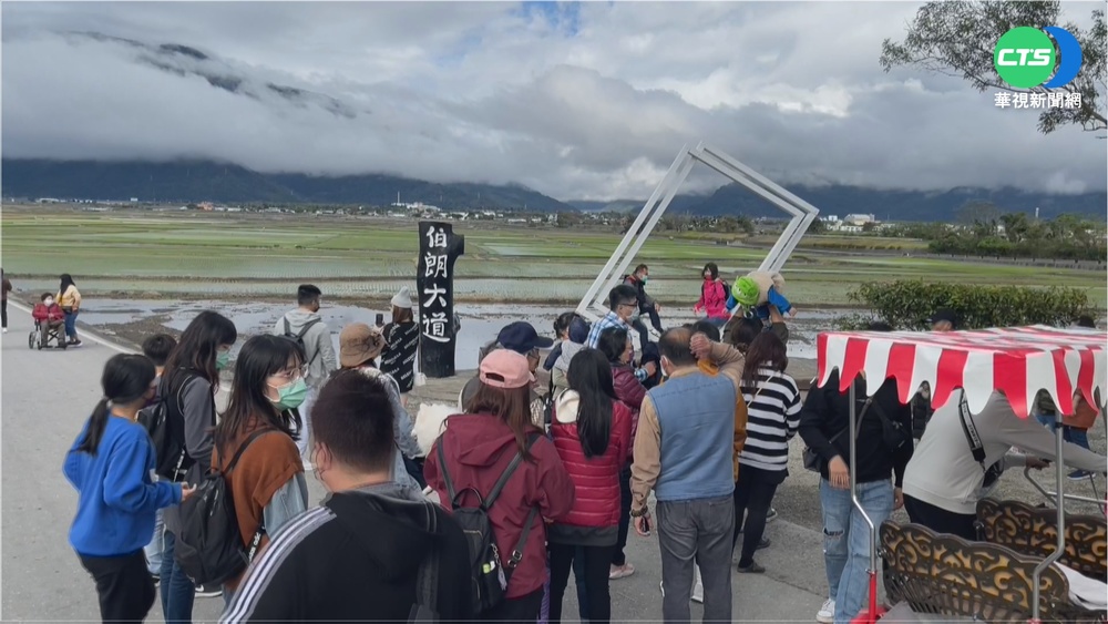 伯朗大道走春爆人潮 拍照脫罩飛田裡