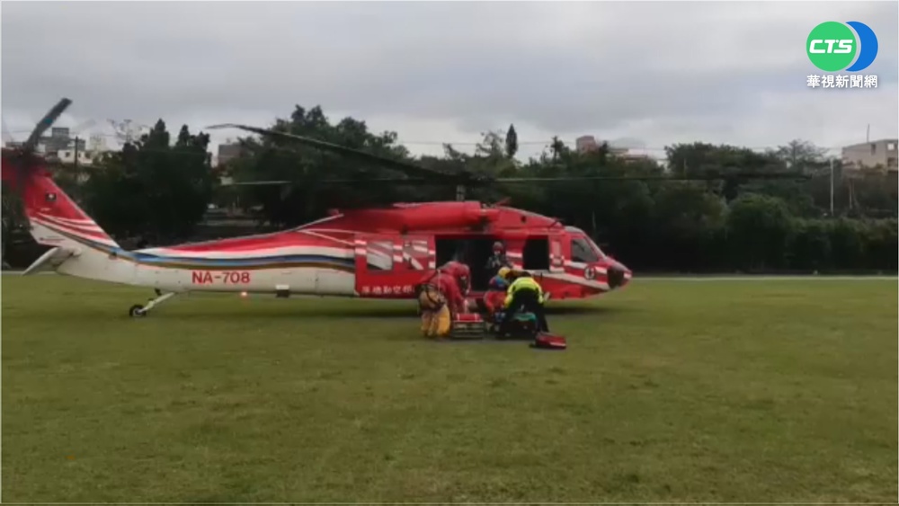 外籍女山友雪山摔傷 黑鷹冒亂流救援