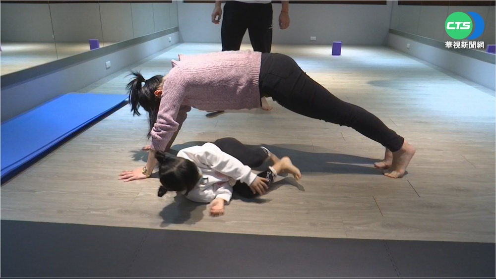 不出門也能放電! 四招親子律動簡單有趣