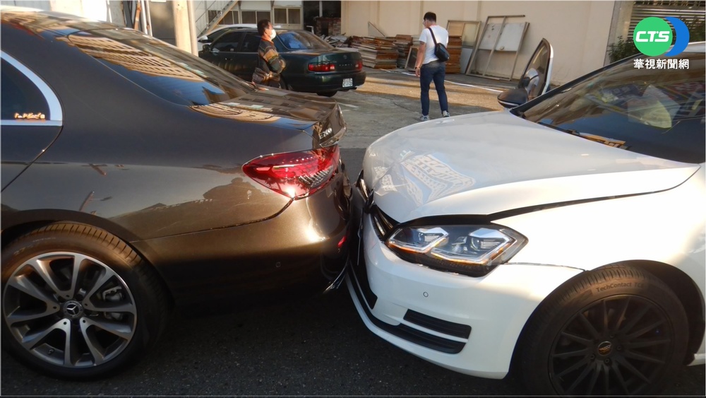 碰!駕駛疑恍神 失控撞停紅燈3車10傷