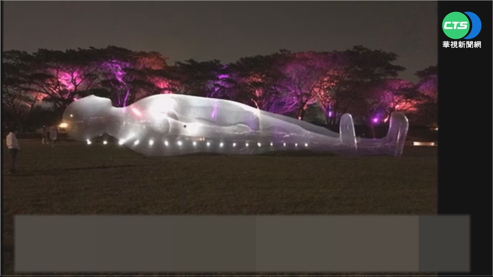 跟著"空氣人"躺草地! 高雄燈會吸睛