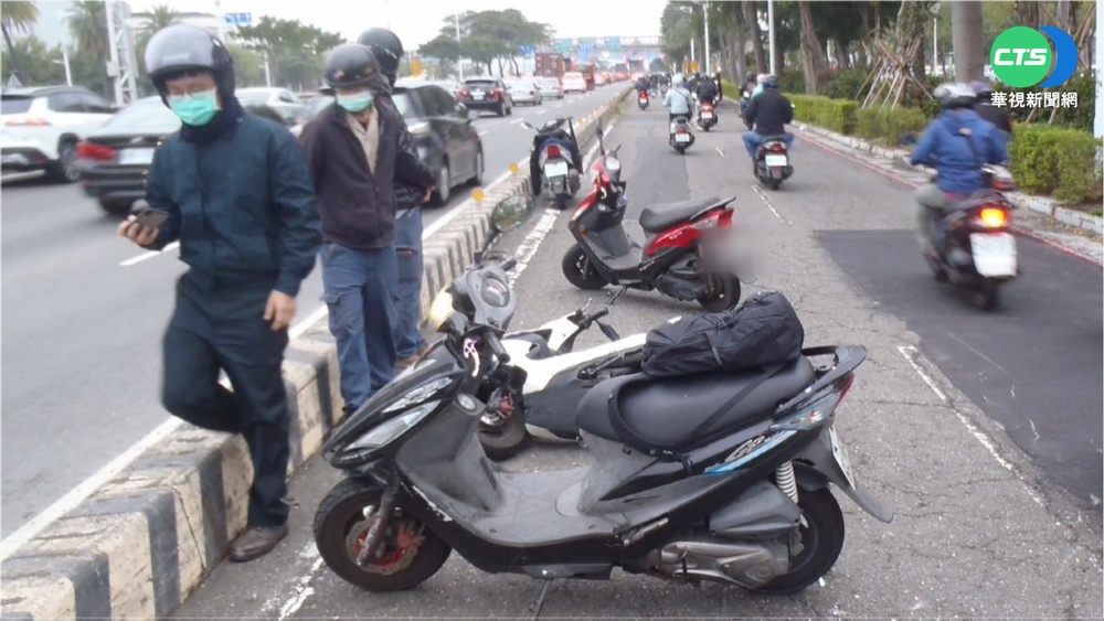 騎士路中急煞撿手機 釀後方直撞4人傷