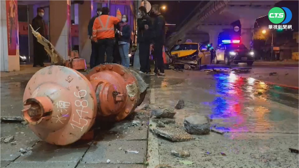 遭車禍波及斷裂 消防栓水柱直沖天