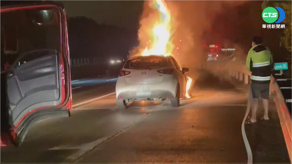 國3南投段深夜火燒車 駕駛及時逃出