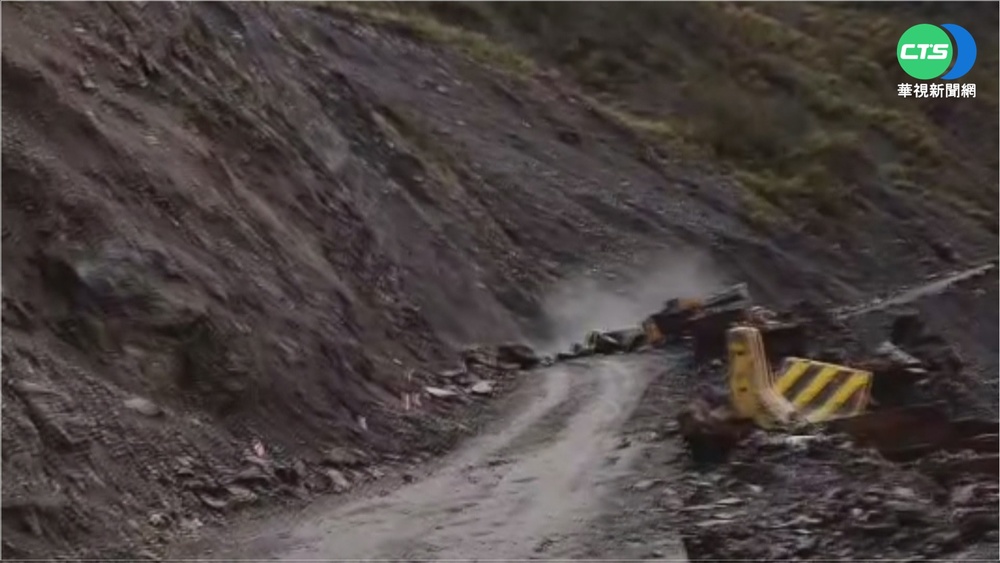 降雨+地震 南投力行產業道路下"石頭雨"
