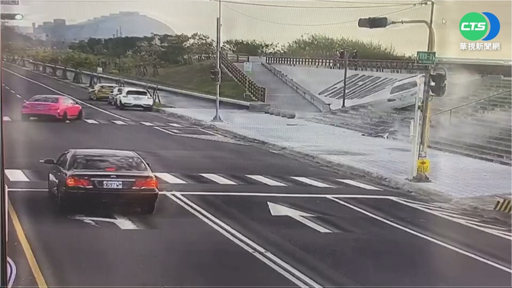 轎車過彎未減速失控 直衝海堤"爬階梯"