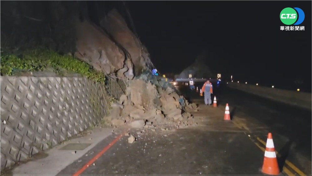 瑞芳濱海公路落石!占據車道改單線通行