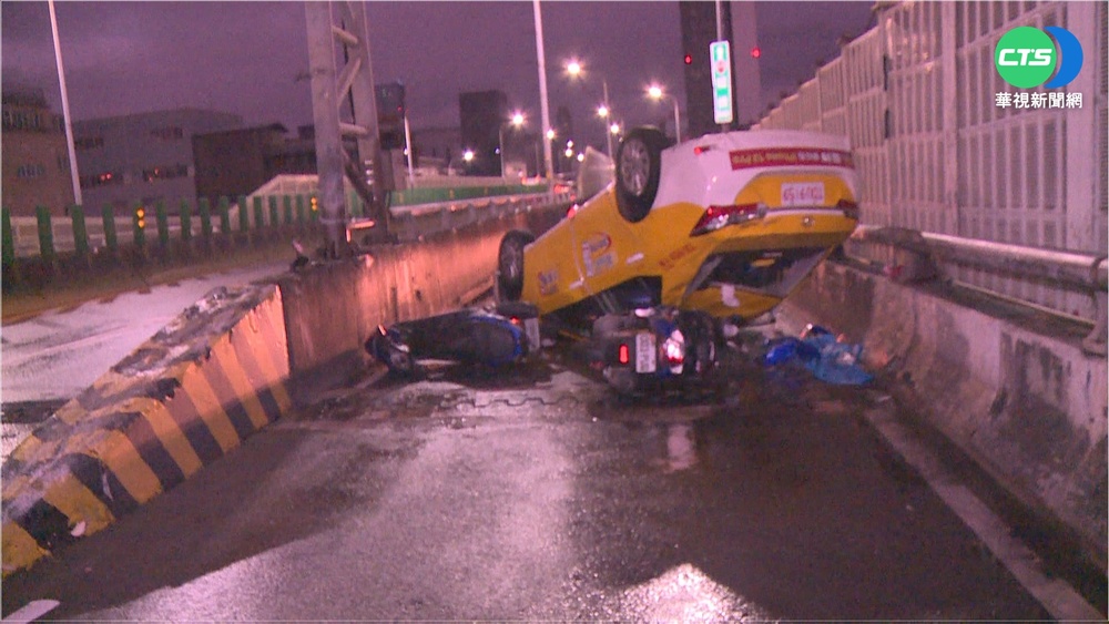 計程車撞分隔島翻車 2騎士遭波及受傷