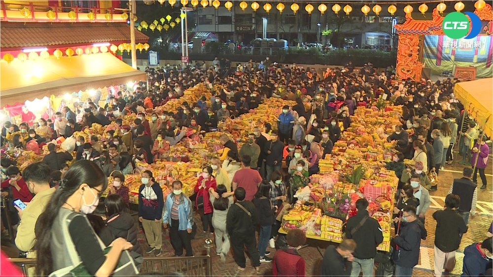 初九天公生 高雄玉皇宮人擠人 "罩"不住