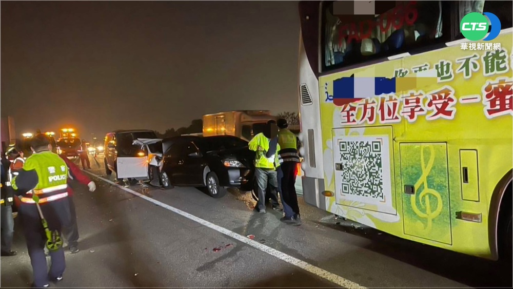 國一連環追撞! 4轎車.1客運撞一團9人傷