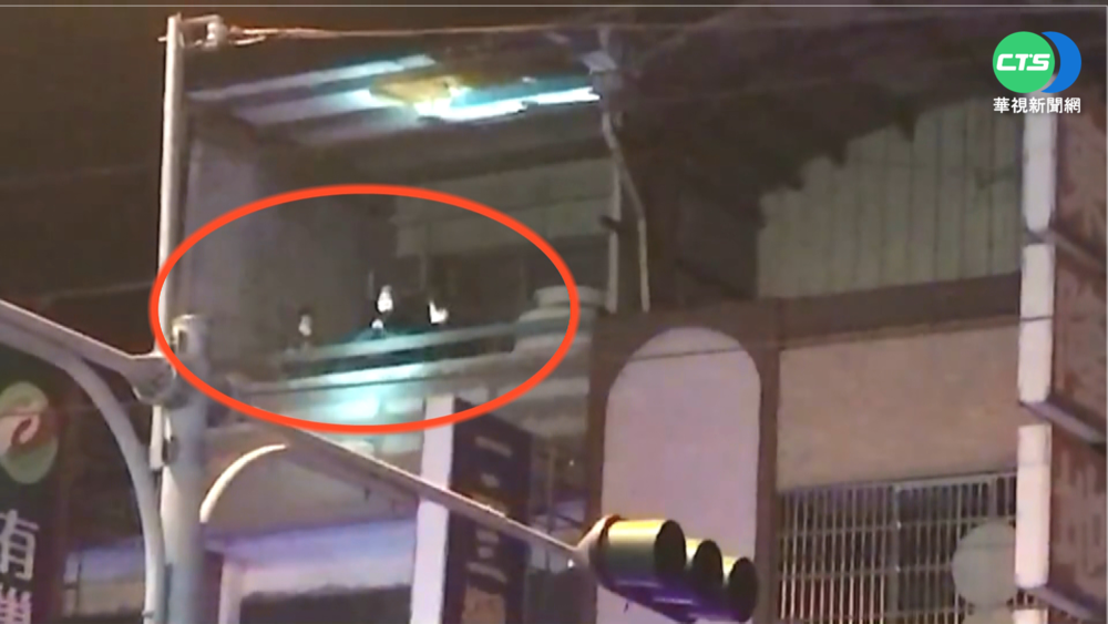 台中民宅暗夜火 3民眾困陽台1小時獲救脫困