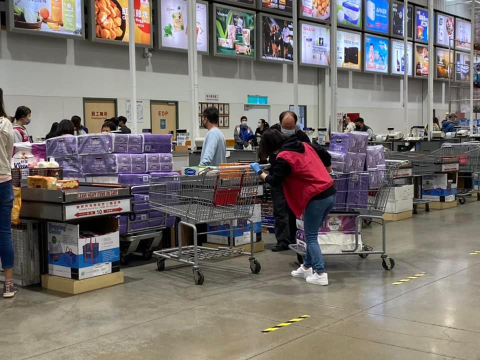 賣場見「衛生紙山結帳」架上剩餐巾紙 網氣炸：是要亂什麼