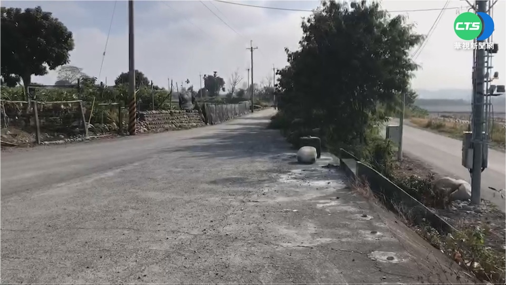 跟著導航抄小路! 男開車迷路險摔溝