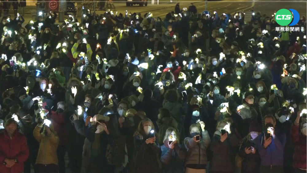 力挺防疫政策 德國慕尼黑民眾街頭點燈