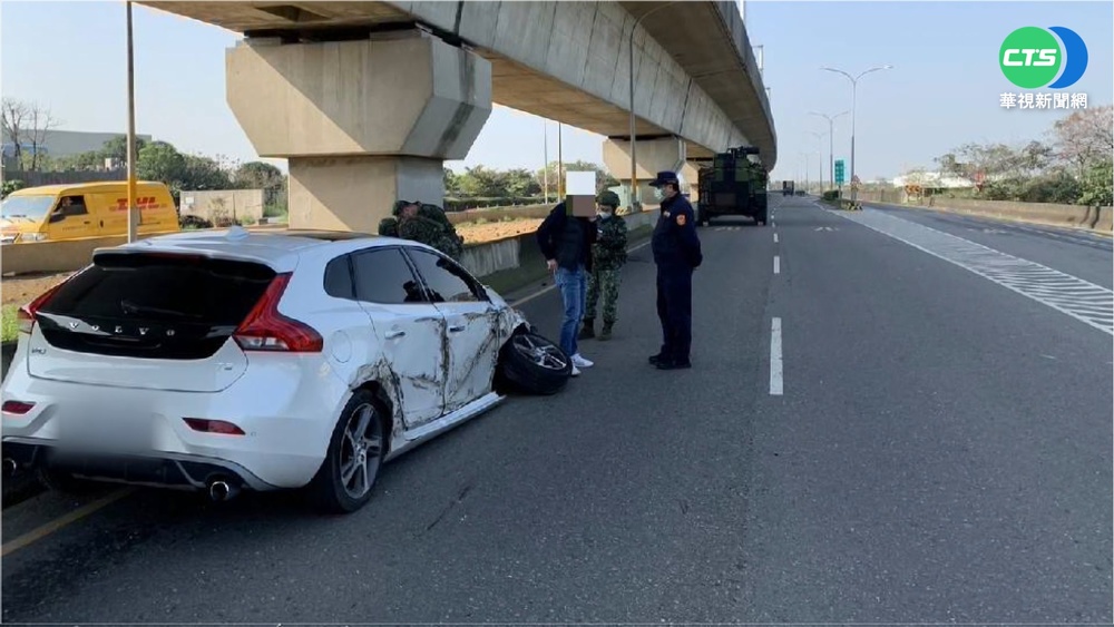 雲豹甲車偵巡擦撞 小客車右側全毀
