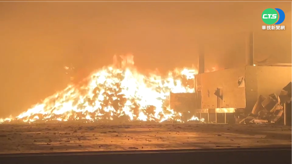 回收廠凌晨火警 烈焰吞廠區傳爆炸聲